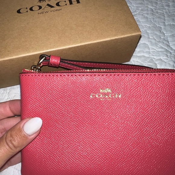 NEVER USED COACH Corner Zip Wristlet - Picture 4 of 5